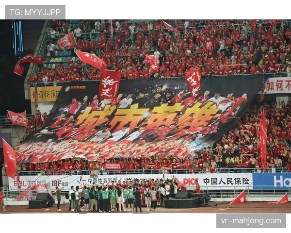 比赛因球迷向场内投掷烟火中断十五分钟 比赛因球迷向场内投掷烟火中断十五分钟